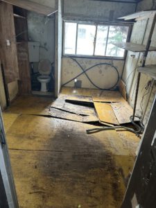 宇都宮市で90代男性のお部屋片付け・家財整理のご依頼の不用品回収・片付け作業写真