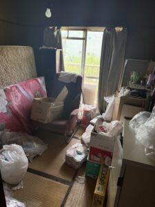 身寄りがなくても安心｜施設入居に伴う女性の生前整理事例の不用品回収・片付け作業写真