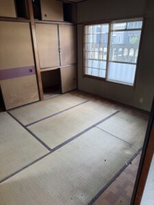 身寄りがなくても安心｜施設入居に伴う女性の生前整理事例の不用品回収・片付け作業写真