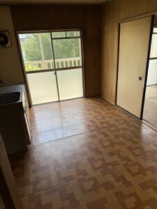 身寄りがなくても安心｜施設入居に伴う女性の生前整理事例の不用品回収・片付け作業写真